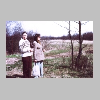 005-1032 April 1992. Die Geschwister Ursula und Christel, geb. Zuehls-dorff, am Ort, wo einst die Schule Bieberswalde stand .JPG